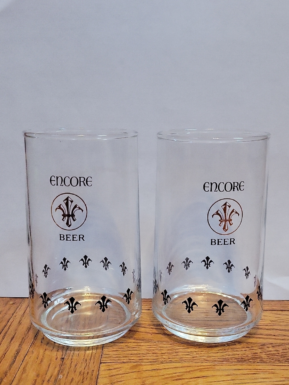 Schlitz Brewing Co Encore Beer Glasses Glass with Black Fleur-de-Lis Lot of 2